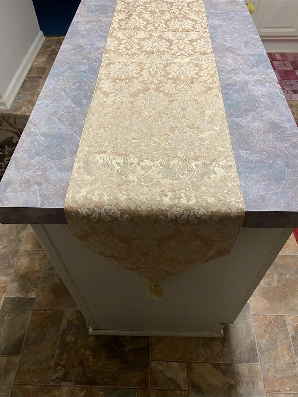 Elegant Damask Table Runner with Tassels – Classic Pattern Home Decor
